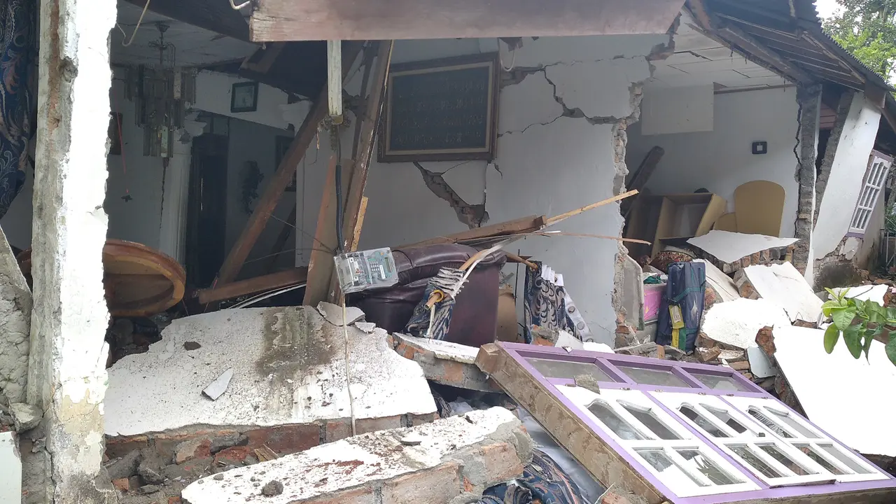 Kondisi salah satu rumah warga di Kajai Pasaman Barat pascagempa 6,1 skala richter. (Liputan6.com/ Novia Harlina)
