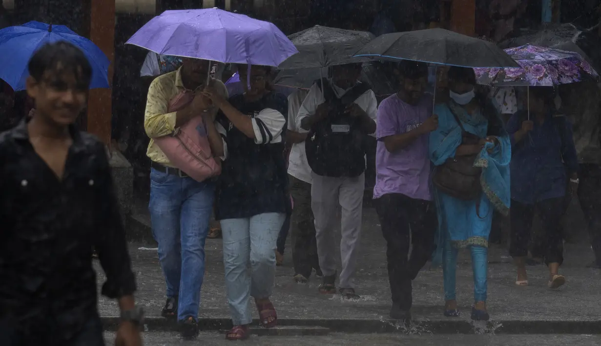 Pada tanggal 30 Juni, IMD mengatakan musim hujan diperkirakan akan normal pada bulan Juli di seluruh negeri, kecuali beberapa bagian dari Uttar Pradesh bagian timur dan Bihar bagian selatan. (AP Photo/Rafiq Maqbool)