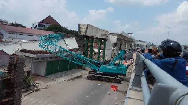Steex Box Girder dan Crane LRT Palembang yang menimpa rumah warga beberapa hari lalu (Liputan6.com / Nefri Inge)