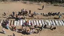 Untuk diketahui, menurut lembaga the Palestinian National Campaign to Retrieve Martyrs’ Bodies, sebelum gencatan senjata, Israel menahan 735 jenazah warga Palestina. (Foto oleh AFP)