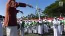 Pelajar yang tergabung dalam kelompok marching band memainkan alat musik saat upacara HUT ke-74 RI di JOB Pertamina-Medco E&P Tomori Sulawesi, Sabtu (17/8/2019). Keberadaan marching band binaan tersebut dalam rangka memeriahkan HUT ke-74 RI. (Liputan6.com/Immanuel Antonius)