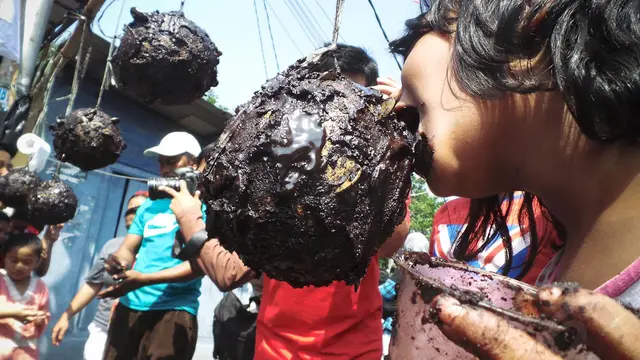Bikin Cemong, Para Bocah Antusias Ikuti Lomba Cabut Koin