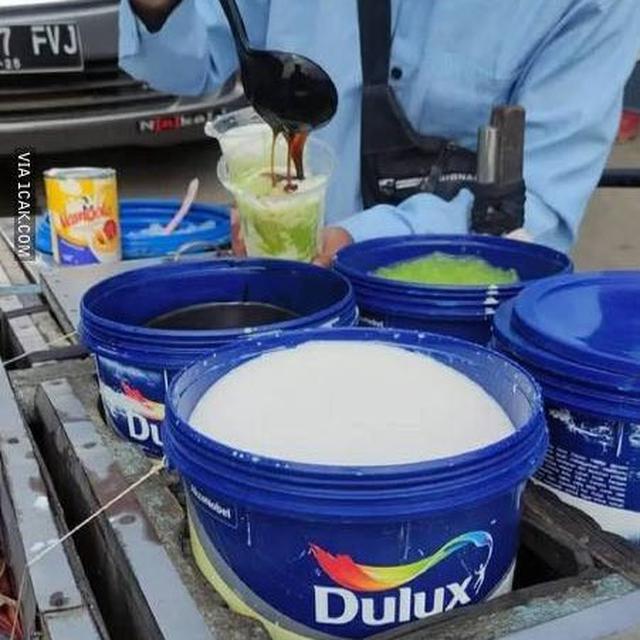 6 Potret Ember Dijadikan Wadah Makanan Ini Nyeleneh, Bikin Tepuk Jidat