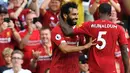 Gelandang Liverpool, Mohamed Salah, merayakan gol yang dicetaknya ke gawang Arsenal pada laga Premier League di Stadion Anfield, Liverpool, Sabtu (24/8). Liverpool menang 3-1 atas Arsenal. (AFP/Ben Stansall)