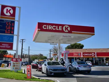Harga bensin tertera pada papan pengumuman di SPBU Circle K, Rosemead, California pada 28 April 2026. Harga minyak dunia melonjak tajam sekitar 3 persen ke level tertinggi dalam dua pekan terakhir. (Frederic J. BROWN/AFP)