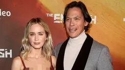 Emily Blunt (kiri) dan Chaske Spencer menghadiri pemutaran perdana Prime Video "The English" di Metrograph, New York, Amerika Serikat, 9 November 2022. Aktris Inggris berusia 39 ini menata rambut pirang gelap sebahunya menjadi belahan tengah dan dilengkapi dengan anting-anting berlian. (Photo by Andy Kropa/Invision/AP)