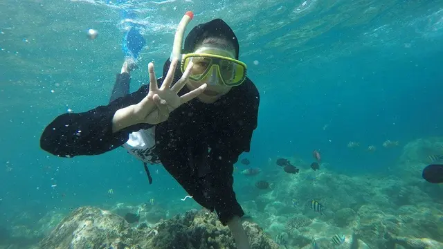 Seorang Pemudi Asal Kabupaten Gowa beri dukungan ke Cagub Sulsel, Ichsan Yasin Limpo dari Alam Bawah Laut di Kepulauan Terluar Indonesia (Liputan6.com/ Eka Hakim)
