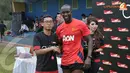 Komeni, salah satu fans Manchester United asal Jakarta bangga mengikuti Training Camp Ayo Indonesia Bisa dan berfoto bersama sang idola  (Liputan6.com/Helmi Fithriansyah)