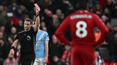 Laga lanjutan Liga Inggris 2025/2026 antara Liverpool melawan Manchester City, Minggu (08/02/2026) waktu setempat ditutup dengan keputusan kontroversial dari Wasit Pawson. (AFP/Paul Ellis)