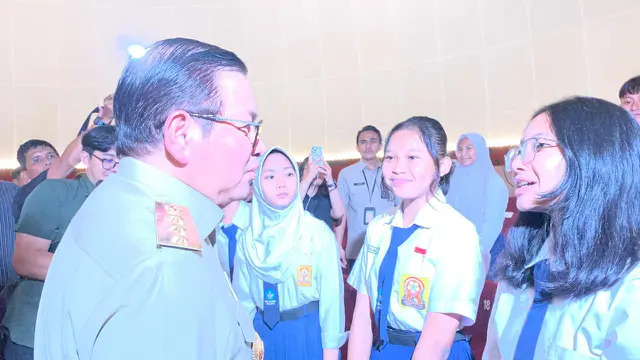Pramono Anung dengan siswi SMP 1 Jakarta