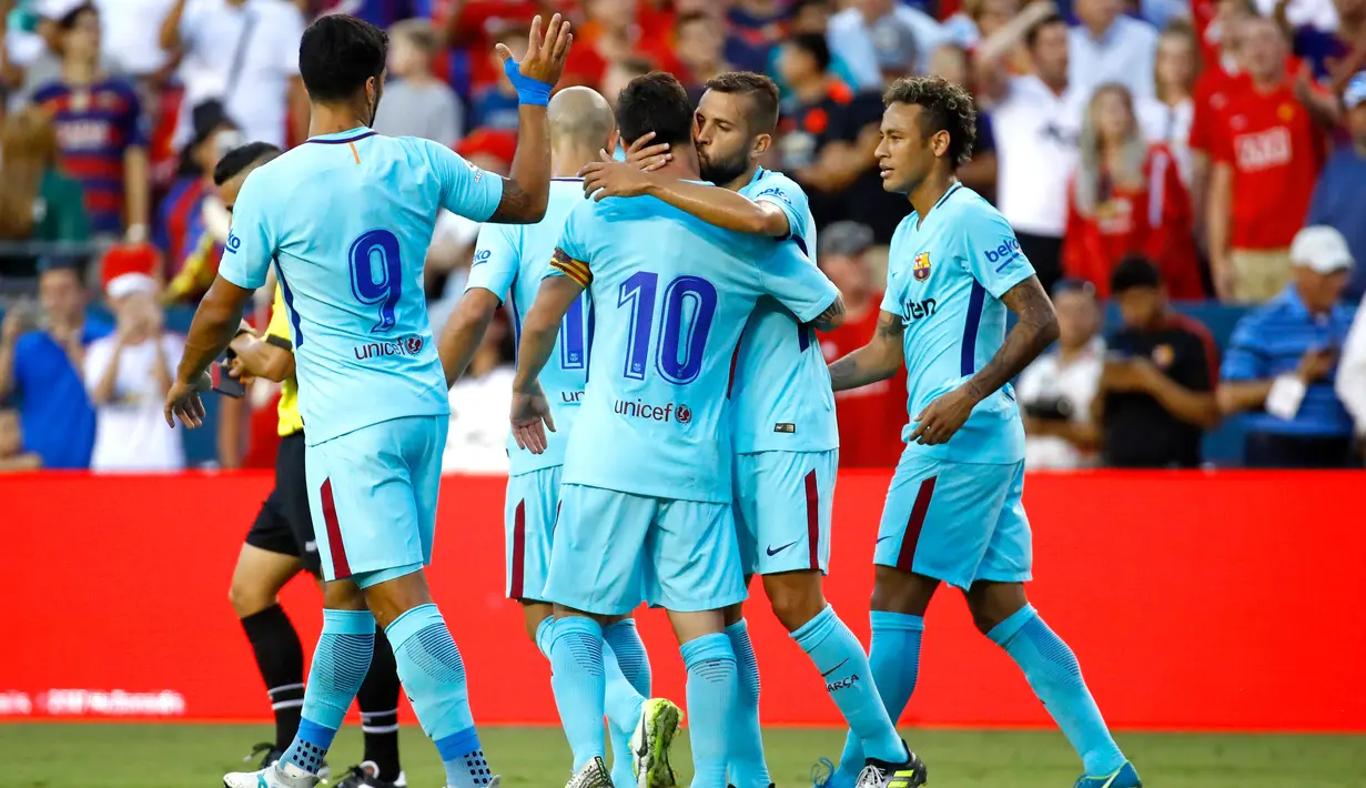 Neymar (kanan) melakukan selebrasi bersama rekan-rekannya usai mencetak gol ke gawang Manchester United pada pertandingan International Champions Cup di Landover, AS (27/7). Gol tunggal Neymar bawa Barcelona kalahkan MU 1-0. (AP Photo/Patrick Semansky)