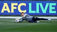 Penjaga gawang Timnas Australia, Mathew Ryan, berpartisipasi dalam sesi latihan di Stadion Melbourne Rectangular di Melbourne pada 13 November 2024, menjelang pertandingan kualifikasi Piala Dunia 2026 melawan Arab Saudi pada 14 November. (DAVID GRAY/AFP)