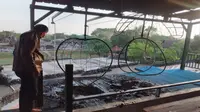 Penampakan area penyangga di bagian wahana permainan Gua Sunyaragi Cirebon terbakar. Foto (Istimewa)