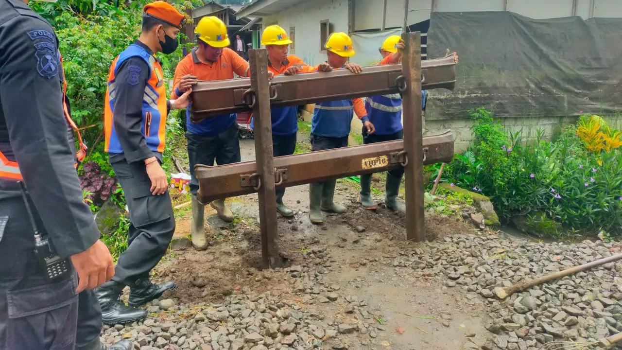 Penutupan perlintasan ilegal di perlintasan KAI wilayah Daop 9 Jember (Istimewa)