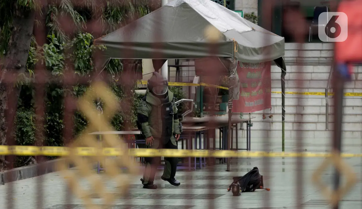Personel Penjinak Bom (Jibom) Gegana Polda Metro Jaya bersiap memeriksa sebuah tas  mencurigakan yang ditemukan di pelataran Masjid Agung Sunda Kelapa, Menteng, Jakarta Pusat, Selasa (31/12/2019). Setelah diperiksa lebih lanjut, tas itu ternyata berisi baju. (Liputan6.com/Faizal Fanani)