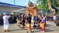 Umat Hindu menjelang Hari Raya Nyepi menggelar pawai ogoh-ogoh bagian dari upacara Tawur Agung Kesanga di Tugu Malang pada Selasa, 21 Maret 2023 (Liputan6.com/Zainul Arifin)&nbsp;