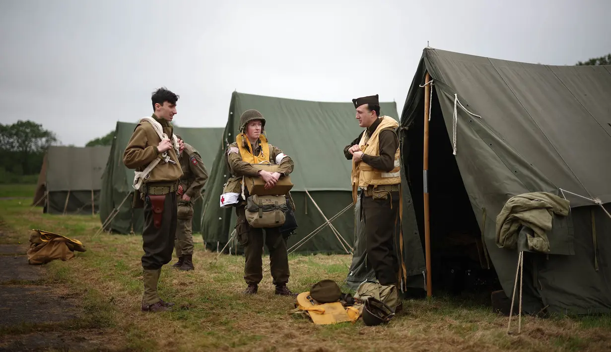 Para peraga ini berkumpul untuk memperingati 80 tahun pendaratan D-Day. (HENRY NICHOLLS/AFP)