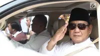 Bakal Calon Presiden, Prabowo Subianto melakukan gerakan hormat dari dalam mobilnya  saat perjalanan menuju Gedung KPU, Jakarta, Jumat (10/8). Ketua Umum Gerindra itu berangkat ke KPU untuk mendaftarkan diri sebagai capres. (Liputan6.com/Herman Zakharia)