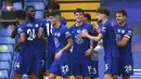 Para pemain Chelsea merayakan gol yang dicetak oleh Mason Mount ke gawang Wolverhampton Wanderers pada laga Premier League di Stadion Stamford Bridge, Minggu (26/7/2020). Chelsea menang dengan skor 2-0. (Daniel Leal-Olivas/Pool via AP)