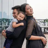 Baim Wong, Kiano Tiger Wong, temani Paula jalani maternity shoot. (Sumber: Instagram/baimpaulakiano.galeri)