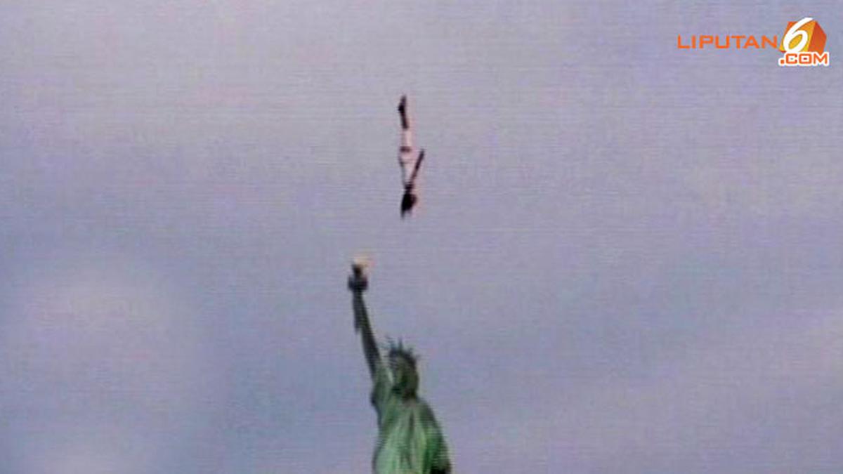 Video Beruang Dievakuasi Dari Banjir Pria Lompat Dari Heli News