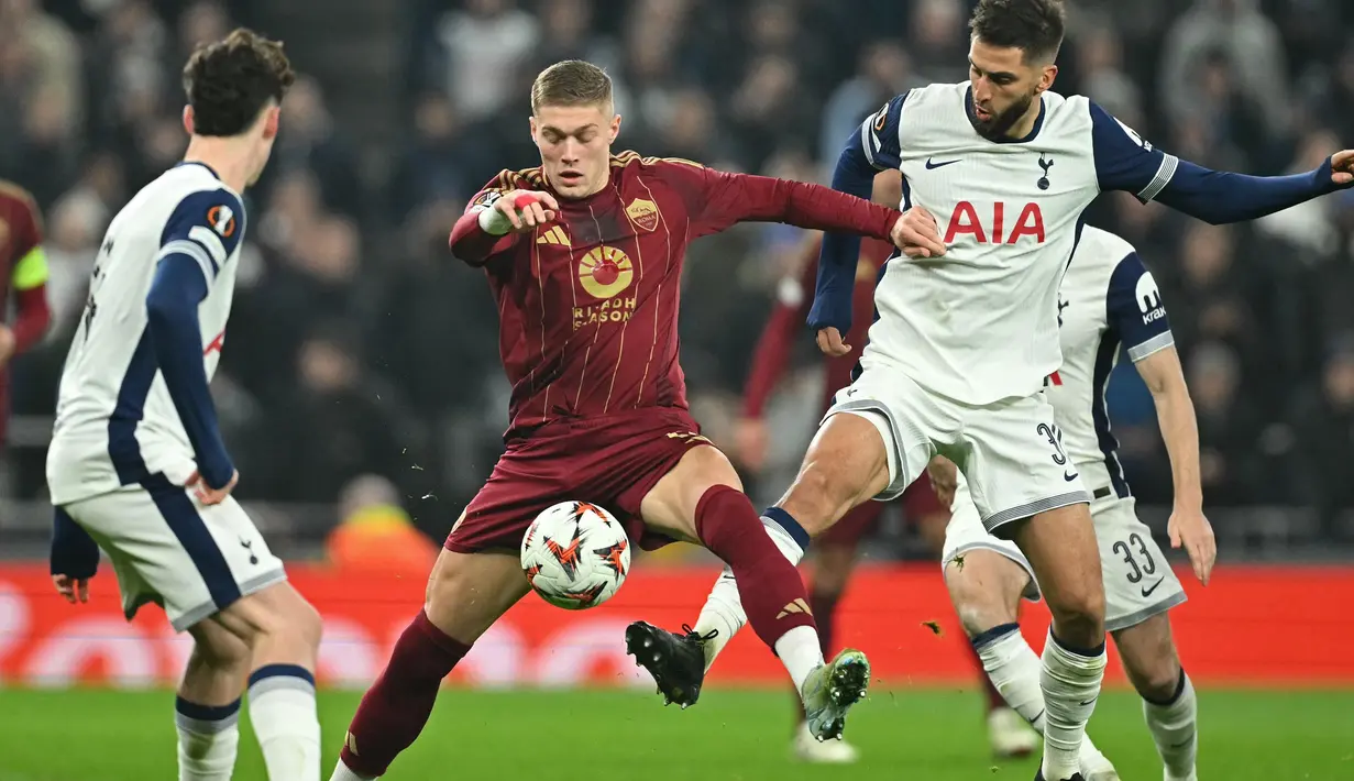 Babak pertama ditutup dengan keunggulan Tottenham Hotspur atas AS Roma degan skor 2-1. (JUSTIN TALLIS/AFP)