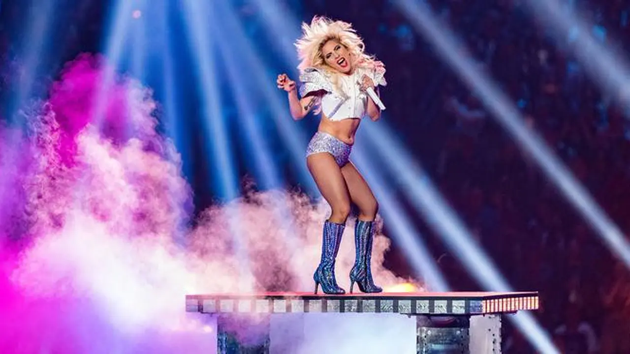 Warna Rambut Pelangi Bikin Lady Gaga Terlihat Lebih Muda