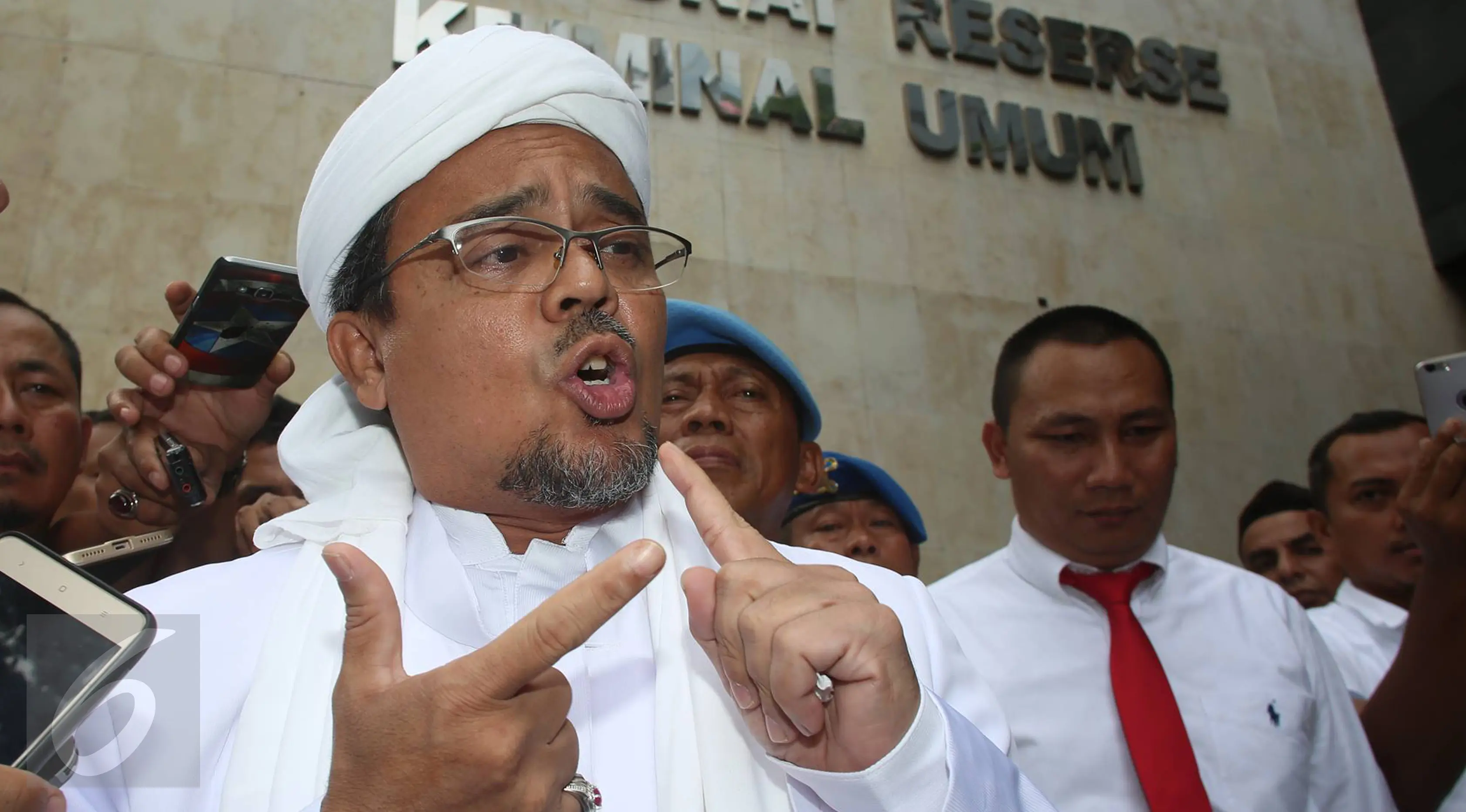 Pimpinan FPI Rizieq Shihab memberikan keterangan setibanya di Polda Metro Jaya, Jakarta, Rabu (1/2). Rizieq Shihab akan diperiksa sebagai saksi terkait kasus dugaan makar yang disangkakan pada Sri Bintang Pamungkas. (Liputan6.com/Immanuel Antonius)