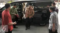 Ketua BPK RI, Harry Azhar Azis (tengah) saat tiba di Kantor Dirjen Pajak, Jakarta, Jumat (15/4/2016). Harry dipanggil untuk melakukan klarifikasi SPT SPT Tahunan PPh. (Liputan6.com/Helmi Fithriansyah)