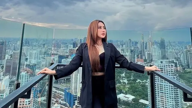 Seleb TikTok Probolinggo Luluk Nuril tengah jadi sorotan. (Foto: Instagram  luluknurilreal)