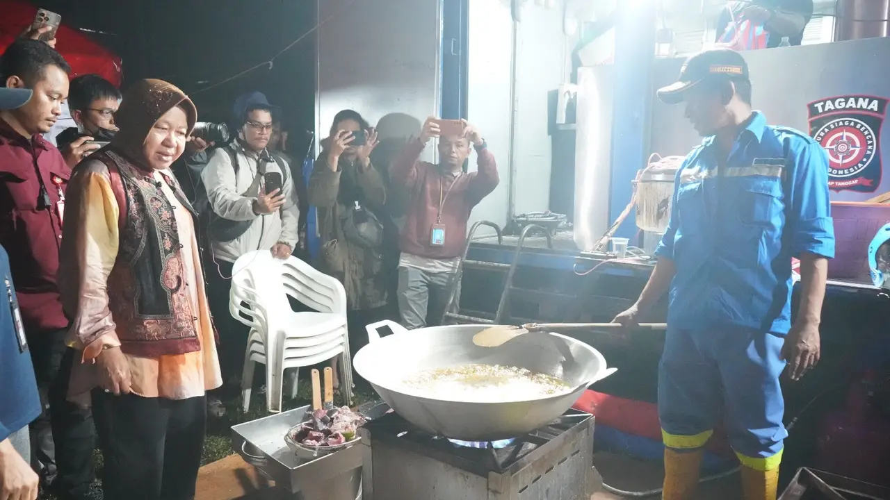 Risma ikut memasak untuk korban banjir Sumbar di Agam. (Foto: kemensos)