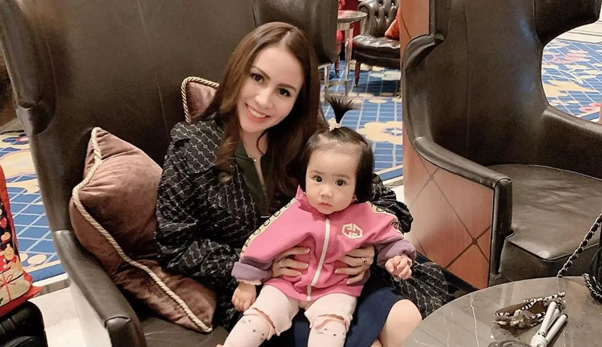 Kerap mengabadikan foto bersama buah hati, ini salah satu momen Momo bersama Sheena saat di Shanghai, China. Sumber (liputan6.com/IG/therealmomogeisha)