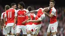 6. Para pemain Arsenal merayakan gol ke gawang Watford pada laga Liga Premier Inggris di Stadion Emirates, Inggris, Sabtu (2/4/2016). Arsenal berhasil menang 4-0 atas Watford. (Reuters/Dylan Martinez)