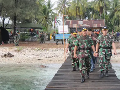 Citizen6, Banten: Panglima TNI dan rombongan meninggalkan pulau sangiang setelah menutup latihan Penanggulangan Teror ke-7 tahun 2012 di Pulau Sangiang, Propinsi Banten. (Pengirim: Badarudin Bakri).