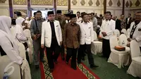 Presiden RI ke tiga BJ Habibie (tengah), Presiden Partai Keadilan Sejahtera (PKS) Mohamad Sohibul Imam (kanan),dan  Ketua Majelis Syuro PKS Salim Segaf Al Jufri (kiri) saat menghadiri Tasyakur Milad ke-18 PKS, Jakarta, (24/4). (Liputan6.com/Faizal Fanani)