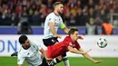 Gelandang Liverpool, Emre Can, menekel gelandang Spartak Moskow, Mario Pasalic, pada laga Liga Champions di Stadion Otkrytie Arena, Moskow, Selasa (26/9/2017). Kedua klub bermain imbang 1-1. (AFP/Kirill Kudryavtsev)