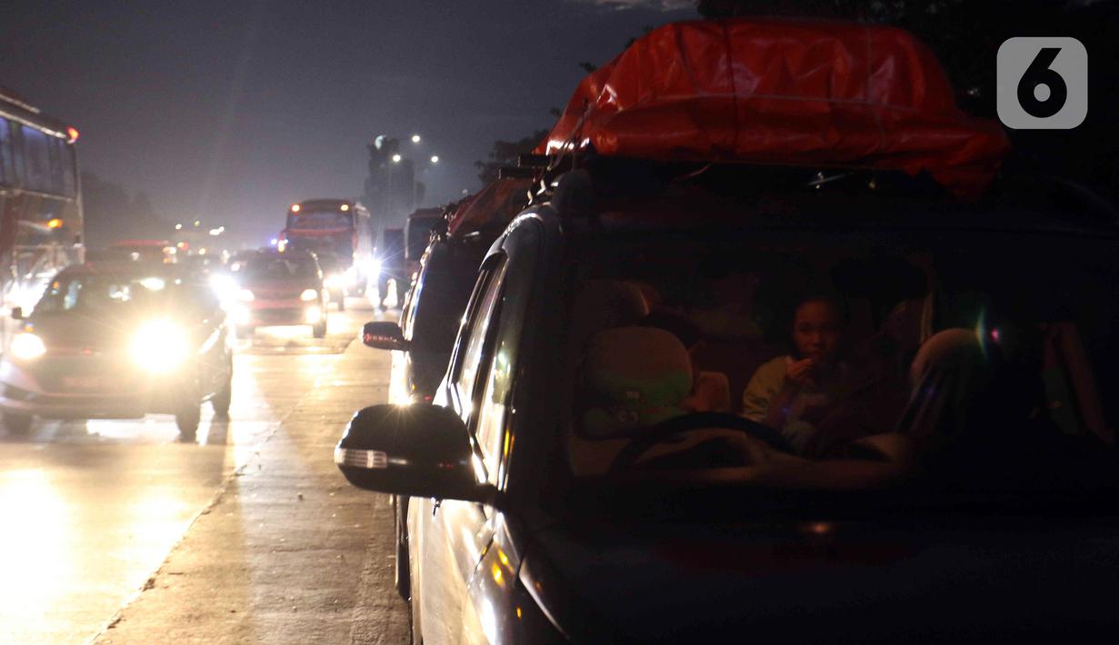<p>Pemudik berbuka puasa Ramadhan sambil beristirahat di KM 102 ruas Tol Cikopo-Palimanan, Subang, Jawa Barat, Kamis (28/4/2022). Padatnya sejumlah rest area di sepanjang jalan tol Trans Jawa membuat pemudik memanfaatkan bahu jalan untuk berbuka puasa dan istirahat sejenak. (Liputan6.com/Herman Zakharia)</p>