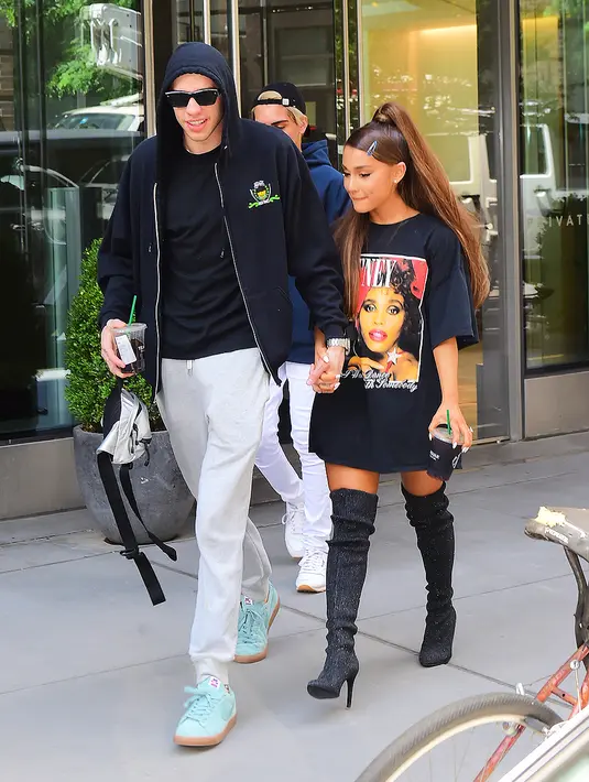 Sementara itu Ariana Grande sendiri mengaku bahwa tahun ini ia tak memiliki keinginan apapun. (Splashnews.com/HollywoodLife)