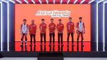 Lineup pembalap Astra Honda untuk musim balap 2026. Para pembalap AHRT (kiri ke kanan):  M. Badly Ayatullah, Rheza Danica Ahrens, Fadillah Arbi Aditama, M. Kiandra Ramadhipa, Ivan Valrossi, Herjun Atna Firdaus, dan M. Adenanta Putra. (Bagaskara Lazuardi/Bola.com)