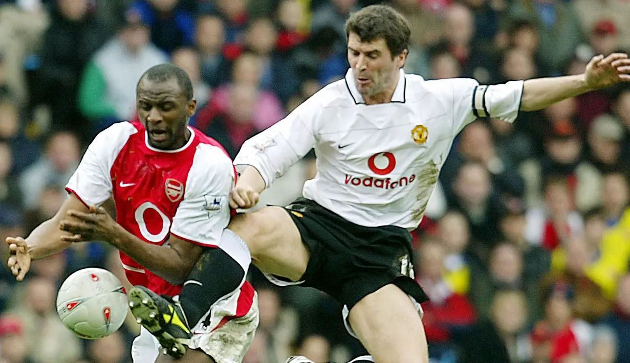 Patrick Vieira dan Roy Keane menjadi ikon panasnya persaingan antara manchester United dan Arsenal kala itu. Insiden paling terkenal adalah ketika kedua kapten berwatak keras itu terlibat keributan di lorong pemain Stadion Highbury sebelum pertandingan dimulai. (AFP/Odd Andersen)