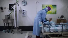 Seorang petugas medis dengan alat pelindung diri merawat pasien COVID-19 di bangsal perawatan di Rumah Sakit Rambam, utara kota Haifa, Israel, Selasa (15/12/2020). Rumah sakit itu mengubah tempat parkir bawah tanah menjadi bangsal perawatan pasien terinfeksi virus corona. (AP Photo/Oded Balilty)