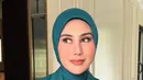 Begitu pun dengan Syahnaz Sadiqah, ia mengenakan blazer hijau senada dengan warna kerudung yang dimasukan ke dalam bajunya. [@marlenehariman]