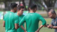 Egy Maulana Vikri, Rachmat Irianto, dan Syahrian Abimanyu mendengar arahan pelatih saat latihan Perdana di Lapangan LFA, Bekasi, Jumat (29/9/2017). Latihan ini untuk persiapan uji coba melawan Kamboja. (Bola.com/Nicklas Hanoatubun)