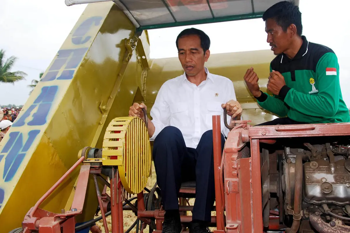 Jokowi Jajal Mesin Pemanen Padi