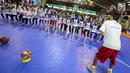 Pelatih memberikan pemanasan kepada anak-anak pada program Junior NBA Indonesia di Cilandak, Jakarta, Sabtu (24/3). Kegiatan yang didukung Frisian Flag diharapkan mampu menjangkau lebih dari 12.000 anak-anak. (Liputan6.com/Fery Pradolo)