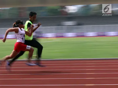 elari difable Indonesia, Unggu Susan saat berlaga di kelas Womens 100m T11/12 Indonesia Para Games Invitational Tournament 2018 di Stadion Madya Senayan, Jakarta, Minggu (1/7). Unggu Susan mencatat waktu 14,13 detik. (Liputan6.com/Helmi Fithriansyah)