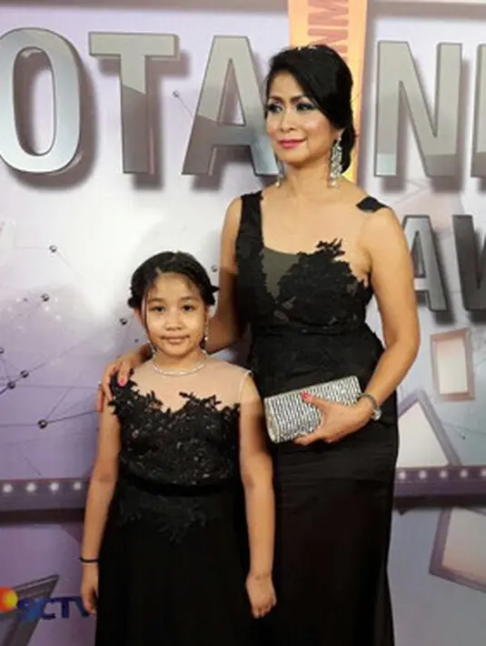 Pertengahan tahun 1995, keduanya lantas mengucap janji sehidup semati. Acara berlangsung khidmat dan lancar di Manggala Wanabakti. "Sebagai maskawin, Mas Widy menyerahkan seperangkat alat salat," kata Linggasuri. (dok. Pribadi)