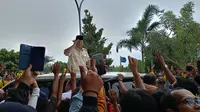 Prabowo Subianto sapa pendukungnya di Situs Kesultanan Banten. (Minggu,03/12/2023). (Yandhi Deslatama/Liputan6.com).