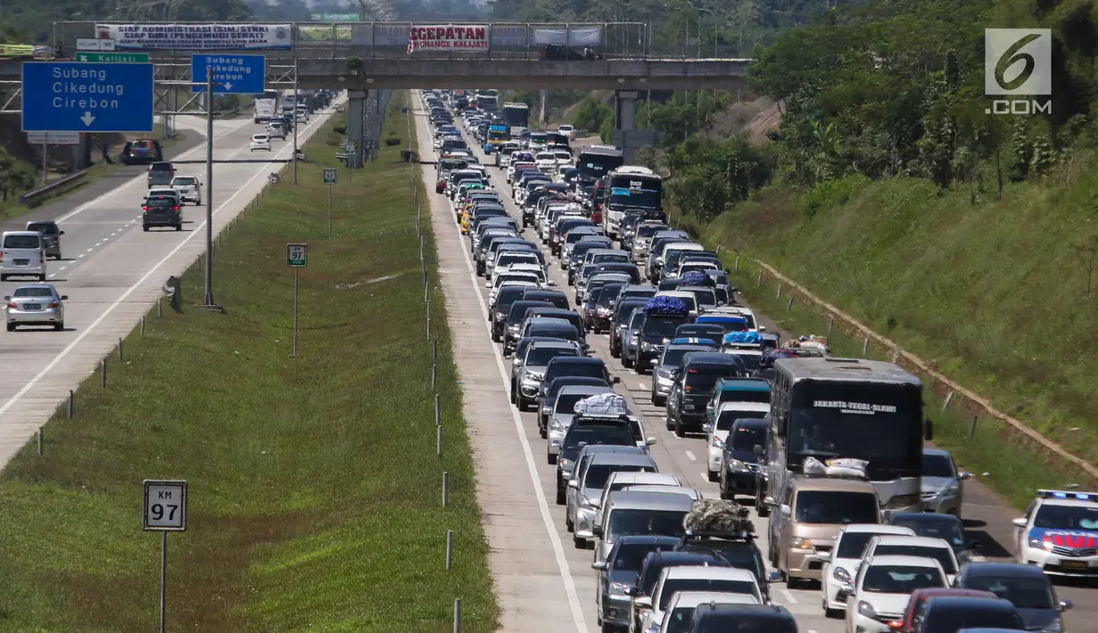 Kemacetan terjadi di Jalan Tol Cipali, Jawa Barat mengarah ke Jakarta, Kamis (29/6). Puncak arus balik diprediksi akan terjadi pada H+5 dan H+6 Lebaran saat cuti bersama berakhir. (Liputan6.com/Faizal Fanani)