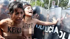 Dua Aktivis pendukung legalisasi aborsi melancarkan aksi bugil saat protes di Lima, Peru, (19/5/2016). Mereka menyatakan protes terhadap calon presiden Peru, Keiko Fujimori. (REUTERS/Janine Costa)